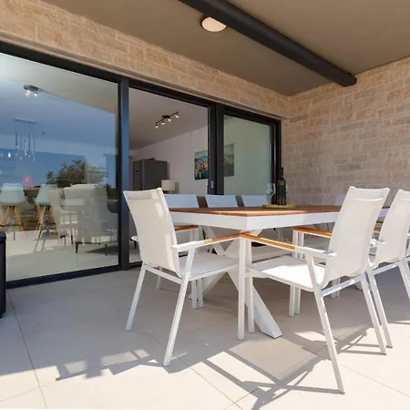 Oranz Apartment
